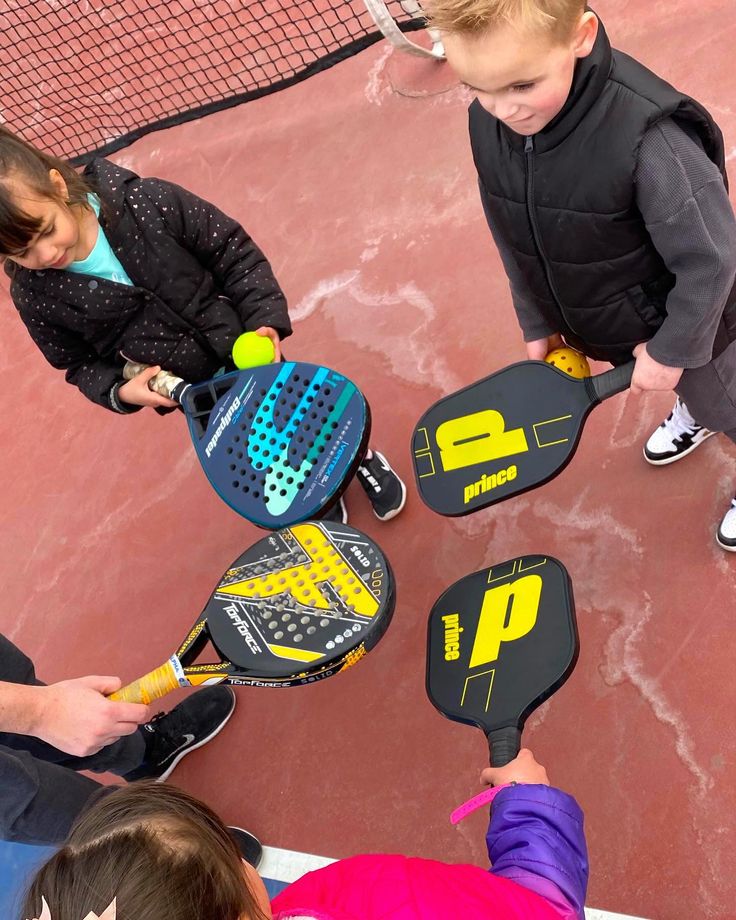 chơi pickleball, trẻ em